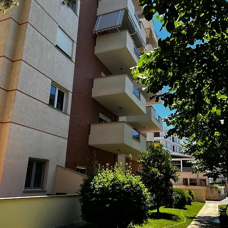 Aurum Golem * Golem (Tirana)